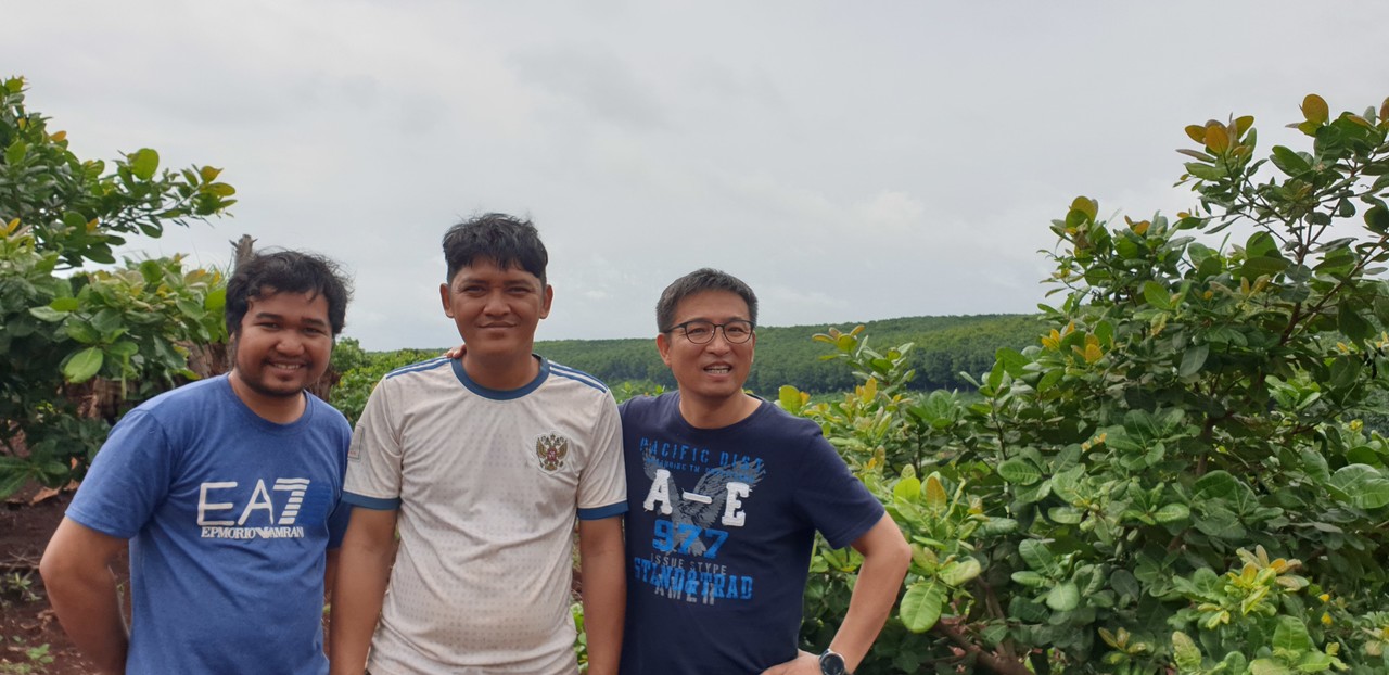황성연 선교사가 고무나무와 후추, 캐슈넛을 재배하는 죠아팜에서 현지 사역자들과 함께