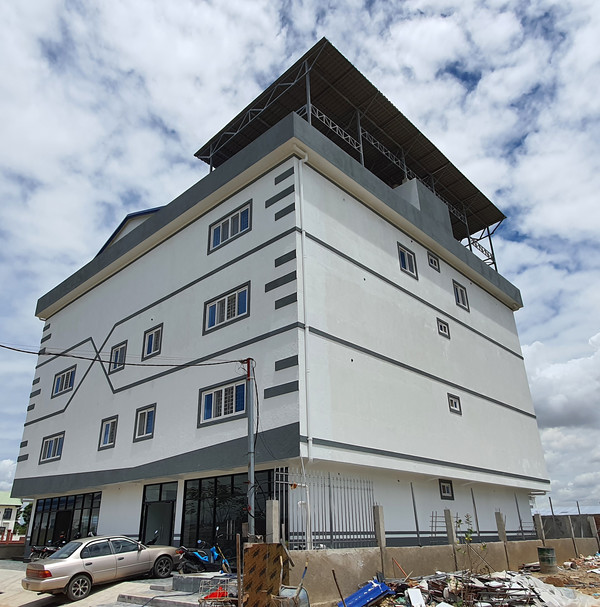 건축비 절감을 위해 죠이건축팀을 구성해 건축한 선교센터. 우여곡절 끝에 올해 10월 외관을 완공했다.