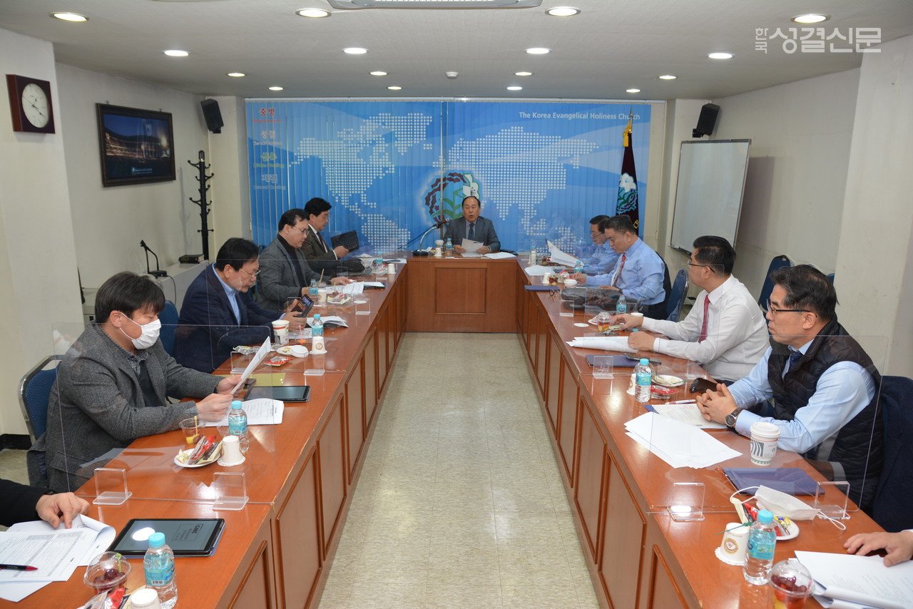 해외선교위원회(위원장 류승동 목사)가 11월 5일 임원 및 실행위원 회의를 열고 현안을 논의했다. 이날 해선위는 코로나19로 귀국한 선교사들의 현황을 파악하는 등 사역 재개를 위한 준비를 시작하기로 했다.