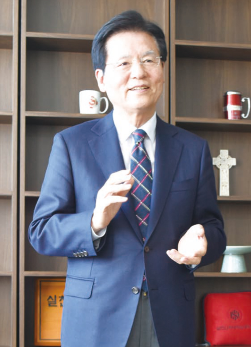 실천신대 신임 총장으로 취임한 이정익 목사.