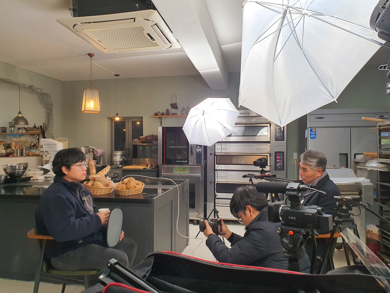 ‘희망 유튜버’로 변신한 리포터 한석봉 목사와 카메라맨 조재덕 목사가 원의제일교회 안대정 목사를 인터뷰 하는 모습.