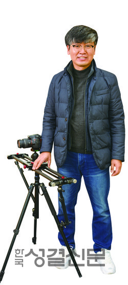 산외중앙교회 조재덕 목사는 '카매라 맨'을 자처하고 있다. 본인이 소장한 카메라 3대와 카메라 지지대, 조명기구까지 매번 이삿짐 같은 짐을 실어나를 것만해도 힘든데 영상찍고 편집까지 그의 몫이다. 일은 많아졌지만 조 목사는 농어촌 작은교회의 대안을 찾기 위한 이 사역이 즐겁다고 말했다.