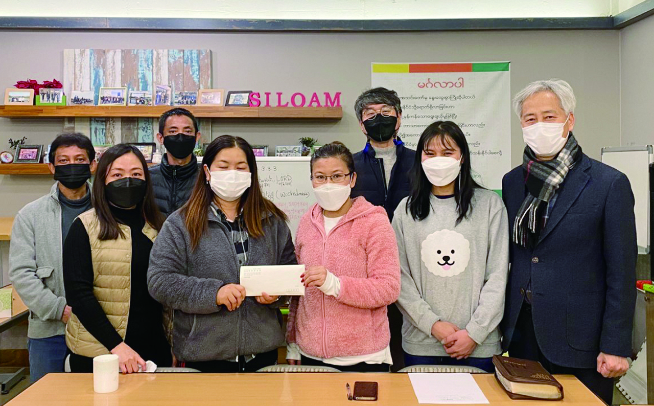 실로암교회 이명재 목사와 미얀마인 성도들이 도움을 요청하는 편지를 들고 있다. 이들은 현재 한국인들이 미얀마 상황에 관심갖고 도와달라는 간절한 마음을 담은  편지쓰기 운동과 함께 모금활동을 벌이고 있다.