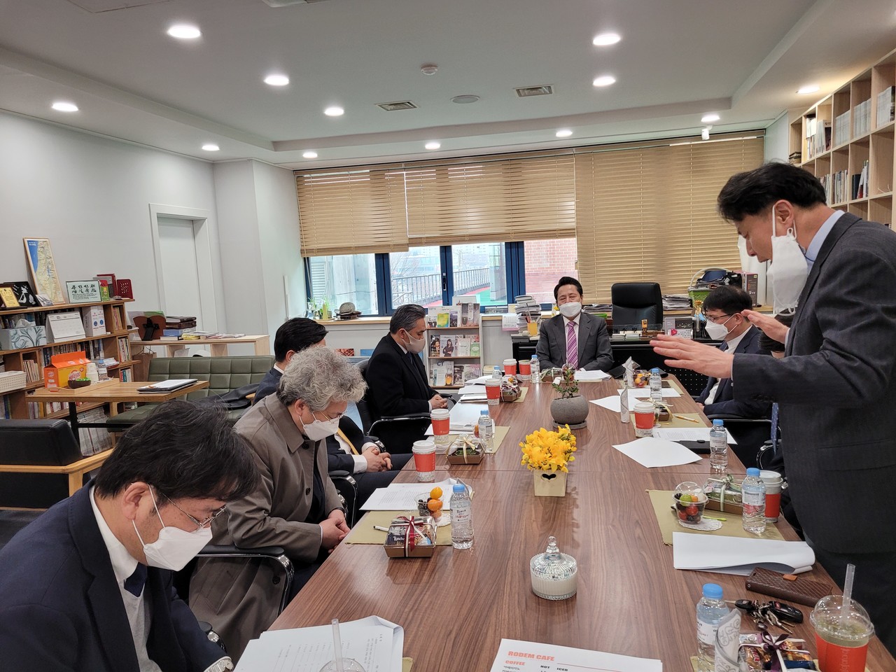 인도선교회 정기총회가 18일 수정교회에서 열려 신임  이사장에 이성준 목사(수정교회, 사진 오른쪽에서 두번째)를 선출했다.  사진 가운데는 직전 이사장 이기용 목사(신길교회). 