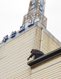 높다란 지붕 위에서 위험을 무릎쓰고 작업하고 있다. 