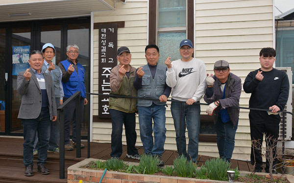 증가교회 만백성건축선교단과 주는교회 유흥동 목사, 충서중앙지방회장 김성찬 목사.
