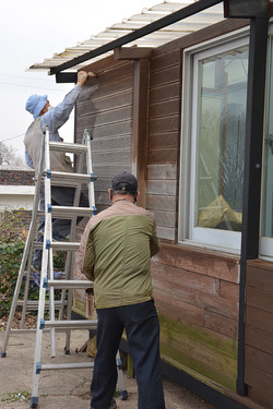 노년의  팀원들도 교회 외벽을 페인트칠하며 일손을 보탰다.