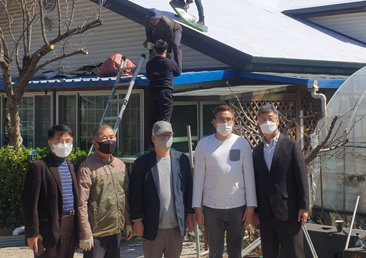 증가교회 백운주 담임목사와 주는교회 유흥동 목사, 증가교회 이순호 장로, 송천운 권사, 선교국장 오인규 장로(오른쪽부터).