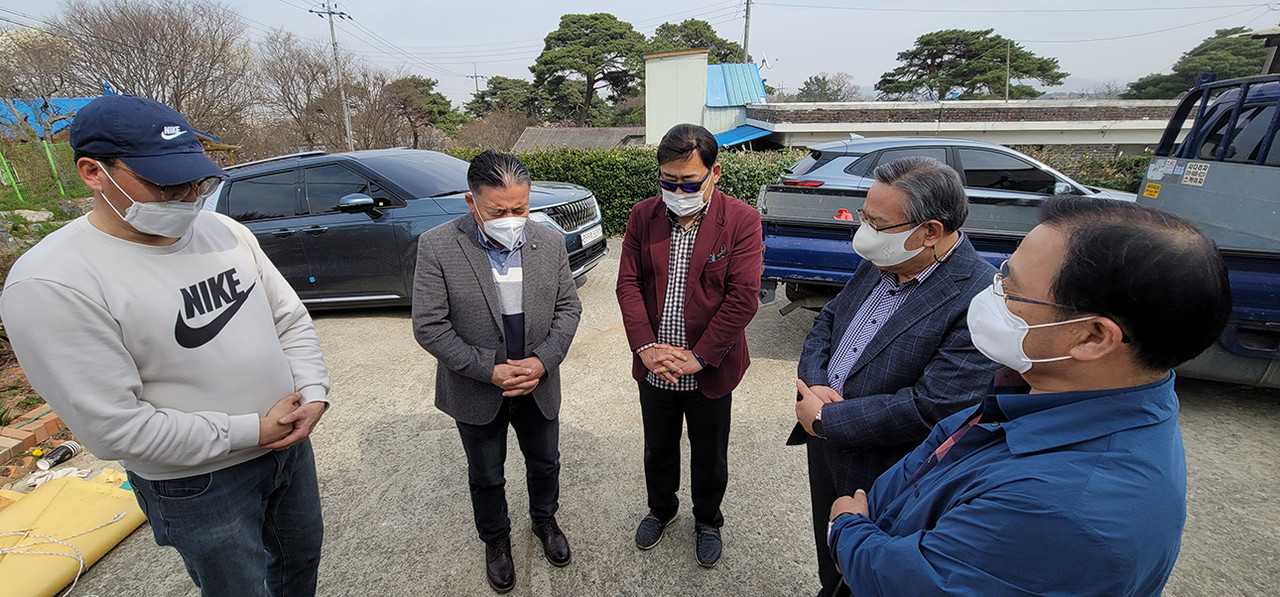 충서중앙지방 임원과 감찰장 등 목회자들이 주는교회 리모델링 현장에 찾아와 공사진행 상황을 돌아보고 위하여 기도해주었다.