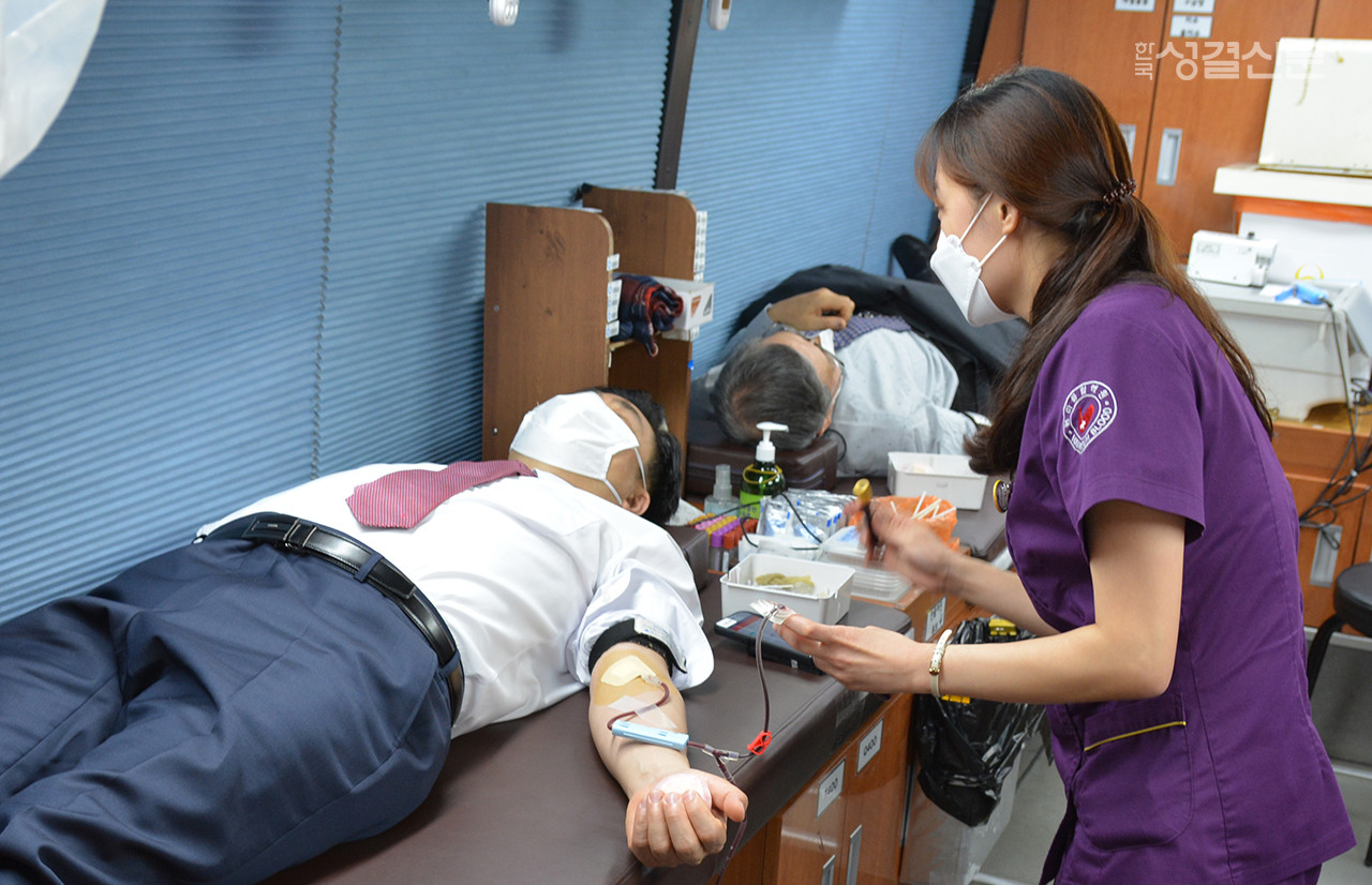 신촌교회는 '대한민국 피(血)로회복' 캠페인을 3주 동안 실시하는 등 대사회적 생명살리기 운동에도 참여했다. 사진은 박노훈 목사가 헌혈하는 모습.