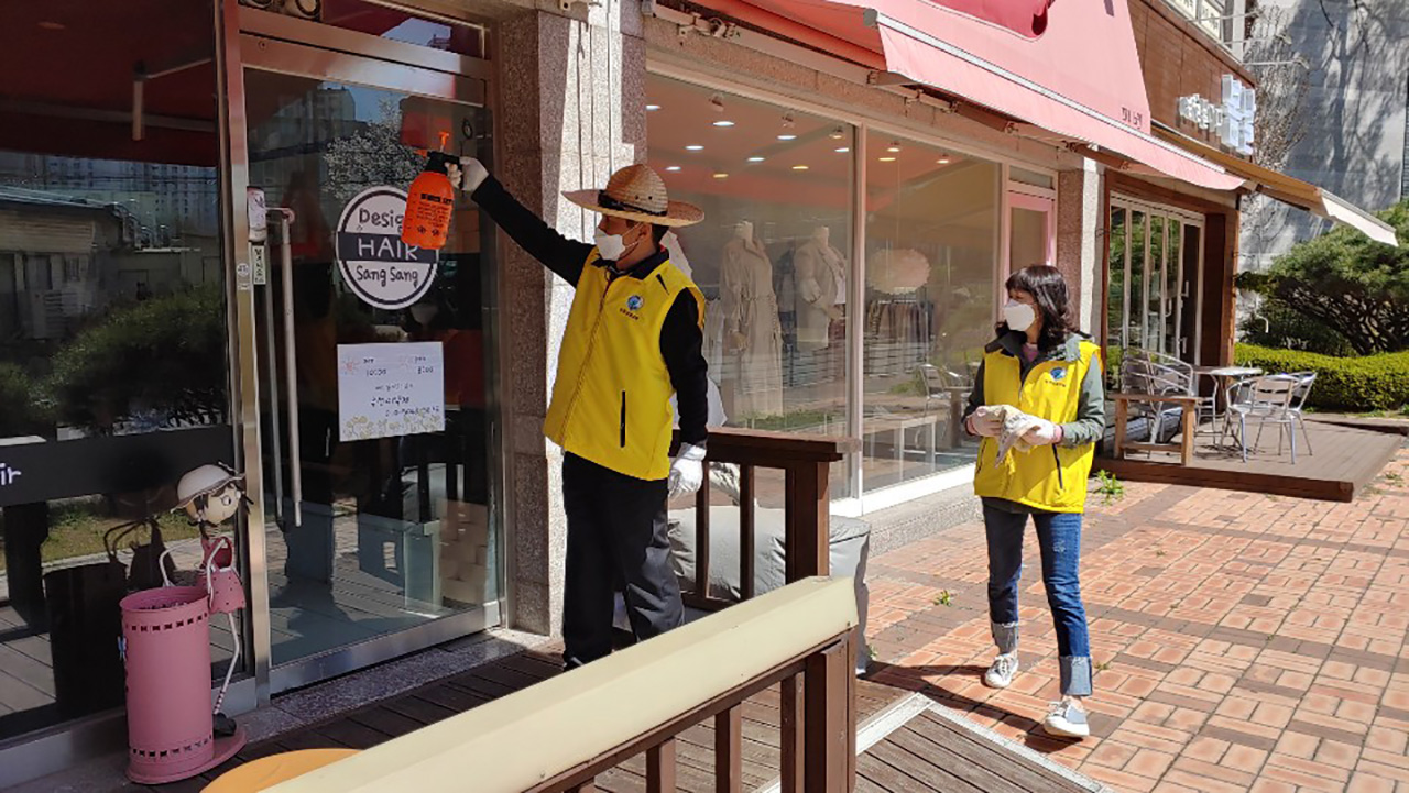당진교회 사랑의방역봉사단이 주변 상가를 소독하고 있다.