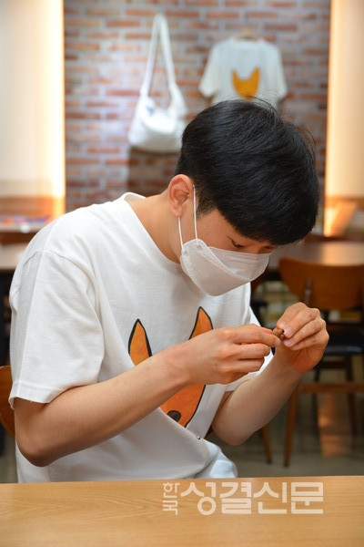 발달장애인 미술작가 이상욱 청년(역촌교회)