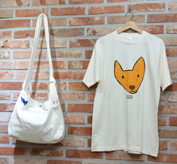 이상욱 작가가 그린 '사막여우' 가 옷과 가방 등 다양한 아트굿즈로 인기리에 판매되고 있다.