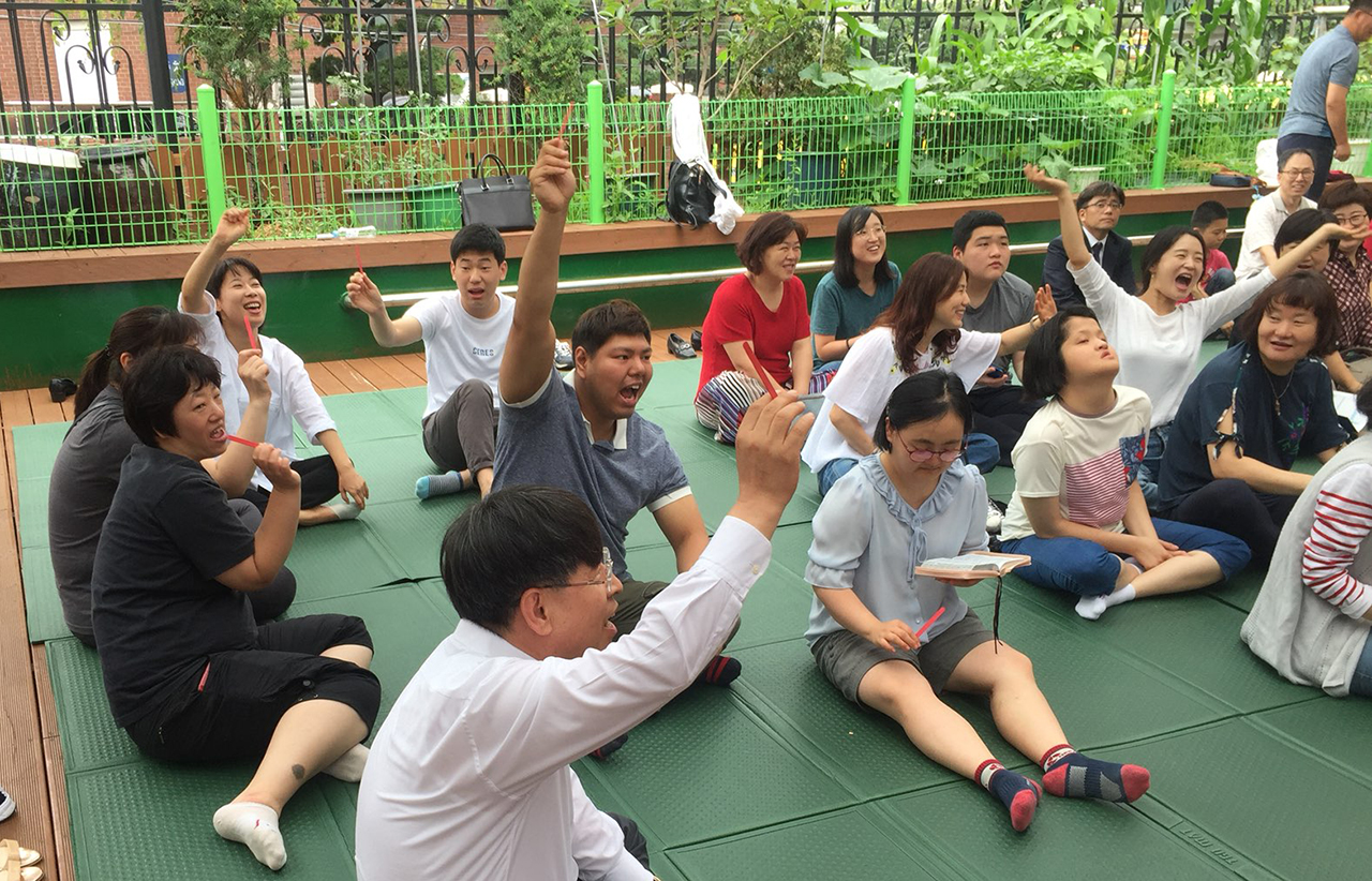 역촌교회 장애인돌봄 부서인 '사랑부' 에서 이상욱 작각가 활동하는 모습.(사진=역촌교회 제공)