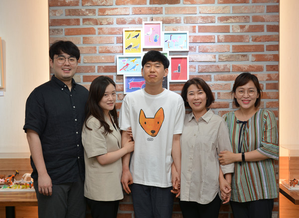 왼쪽부터 역촌교회 교육부 담당 유이삭 목사, 사랑부 담당 김하은 전도사, 이상욱 작가, 엄마 조미화 집사, 행동보조 선생님.