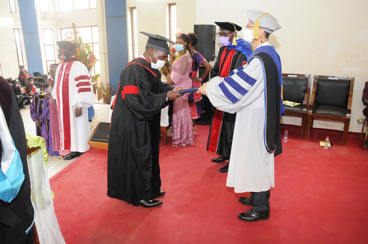 카메룬복음신학대학 학장 곽여경 선교사가 졸업생에게 졸업장을 수여하는 모습.