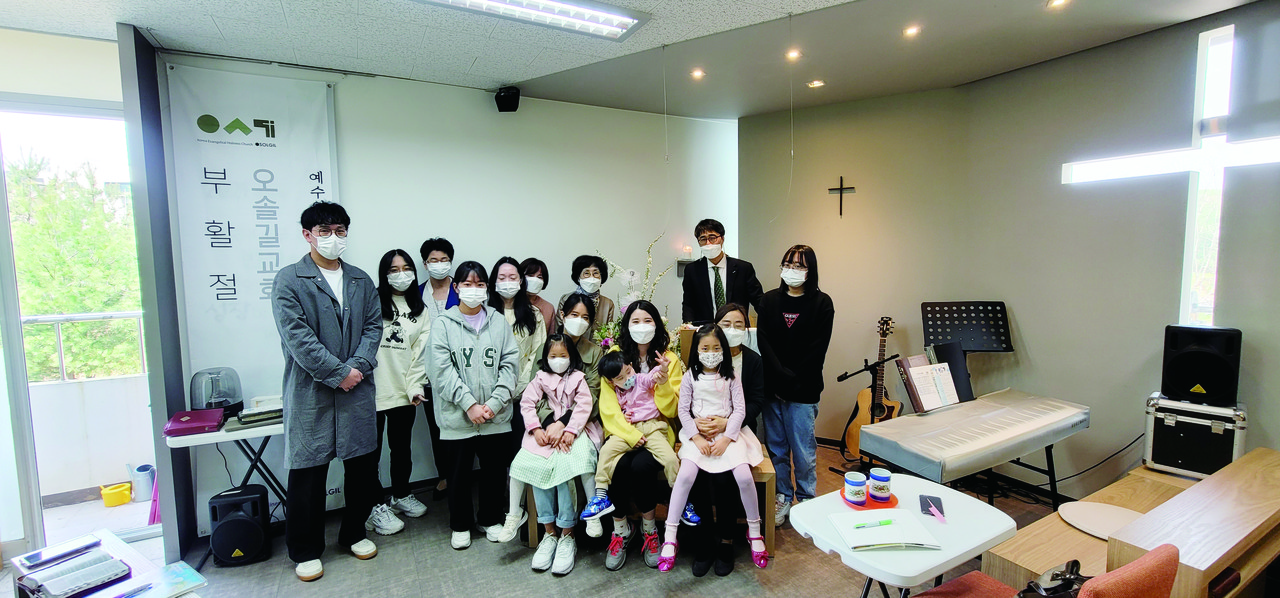 오솔길교회 개척 4주년 주일에 전교인이 함께.