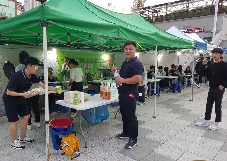 밥차 봉사 중인 임태석 목사.