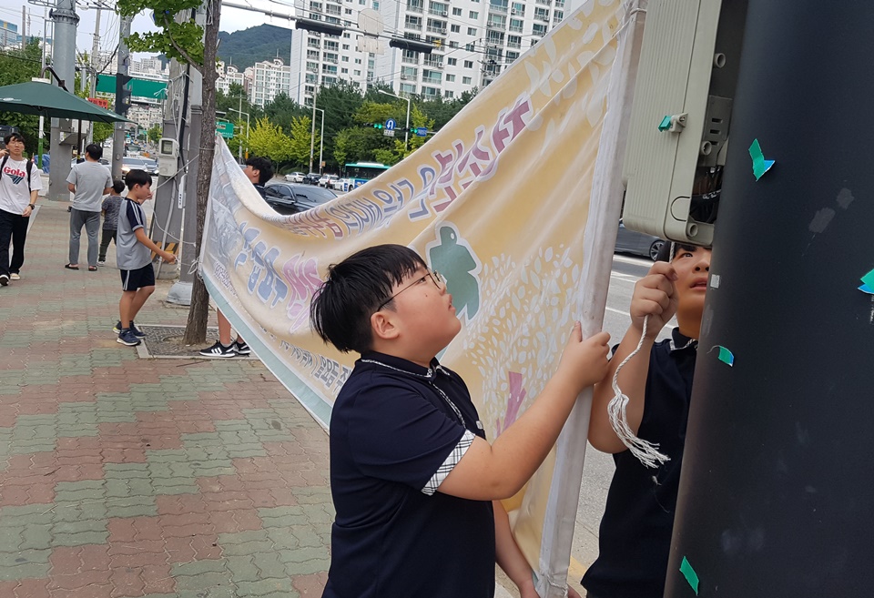 봉사에 동참하고 있는 청소년들.