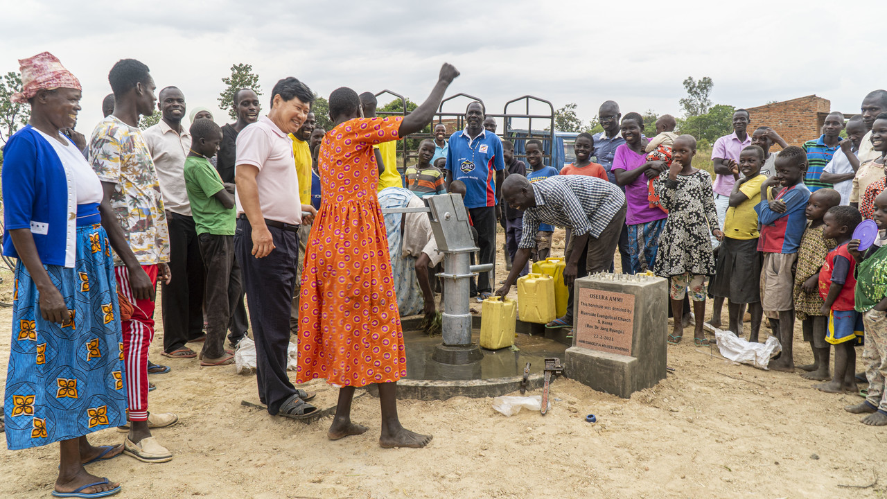 우간다 이헌도 선교사가 후원교회들의  지원으로 올해  초부터  가뭄에 시달리고 있는 여러  마을에  새 우물을 파서  깨끗한  식수원을  제공했다.