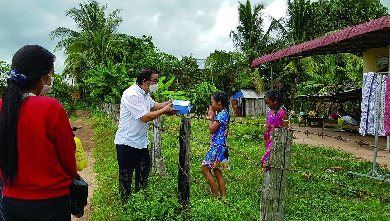 캄보디아 이병화 선교사가 후원교회에서 기증받은 마스크를 현지 어린이들에게 나눠주는 모습. 이 선교사는 상대적 약자인 현지 어린이와 노점상인 등에게 무료로 마스크를 나누는 사역을 펼쳤다. 