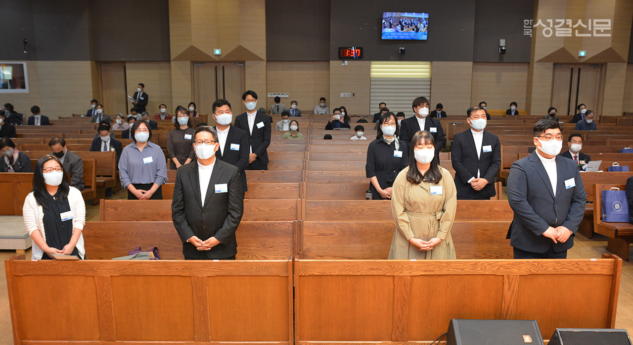 2021 신임 선교사들이  안수례  전에  선교사의  사명에 충실할 것을  엄숙하게  서약했다.