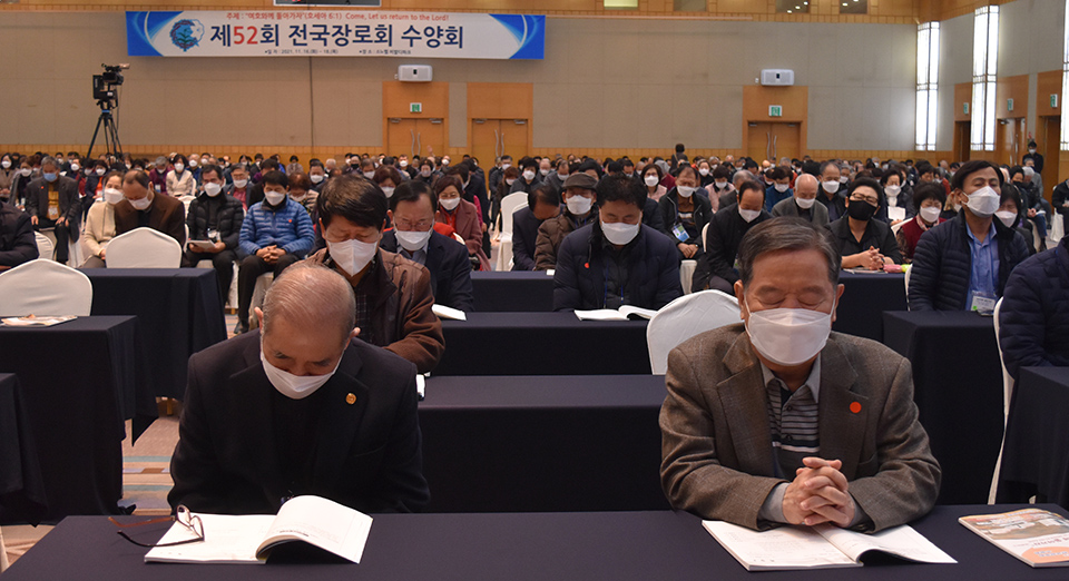 새벽예배 시간에 기도중인 장로들.