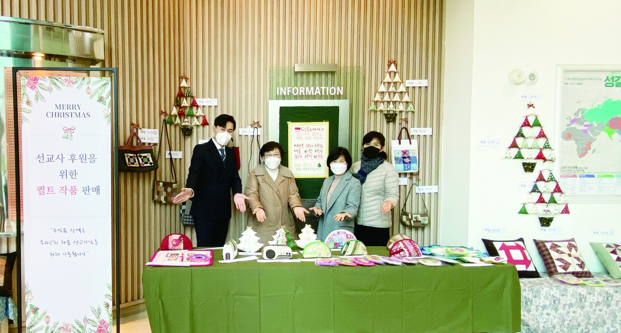 한현하 집사는 인도네시아 다음세대 선교에 보태기 위해 직접 만든 퀼트 공예품을 판매했다. 사진은 퀼트공예품 판매를 도와준 하베림섬교회 멤버들과 함께.