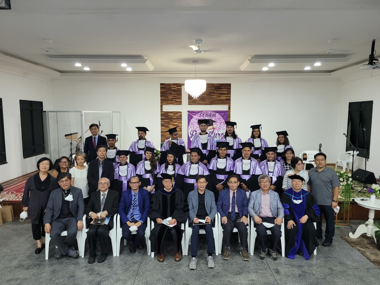 아마존성결신학교(교장 노세영 박사)가 1월 22일 애틀랜타섬기교회의 후원으로 10년 만에 제2회 졸업식을 거행하고 현지인 사역자 15명을 배출했다