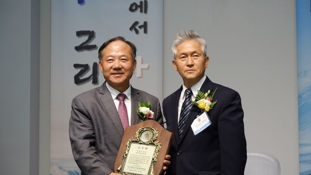 미기총 대표회장 이취임식에서 신임 대표회장 장석민 목사(사진 오른쪽)가 이임하는 이대우 목사(사진 왼쪽)에게 공로패를 전달했다.