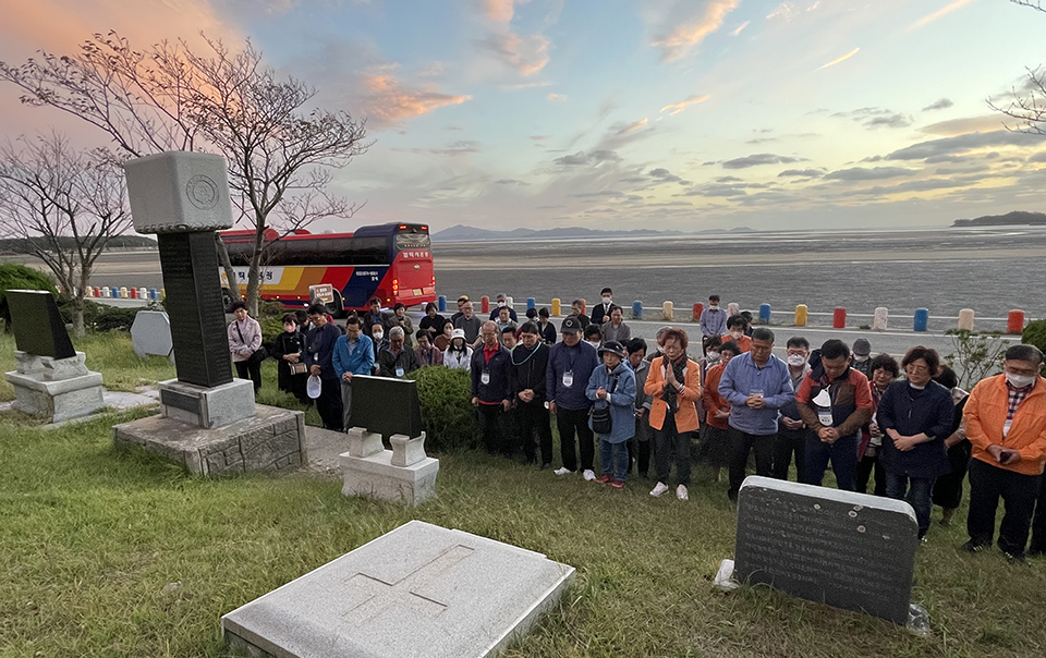 인천동지방 장로회원들이 문준경 전도사 기념비 앞에서 기도하고 있다.