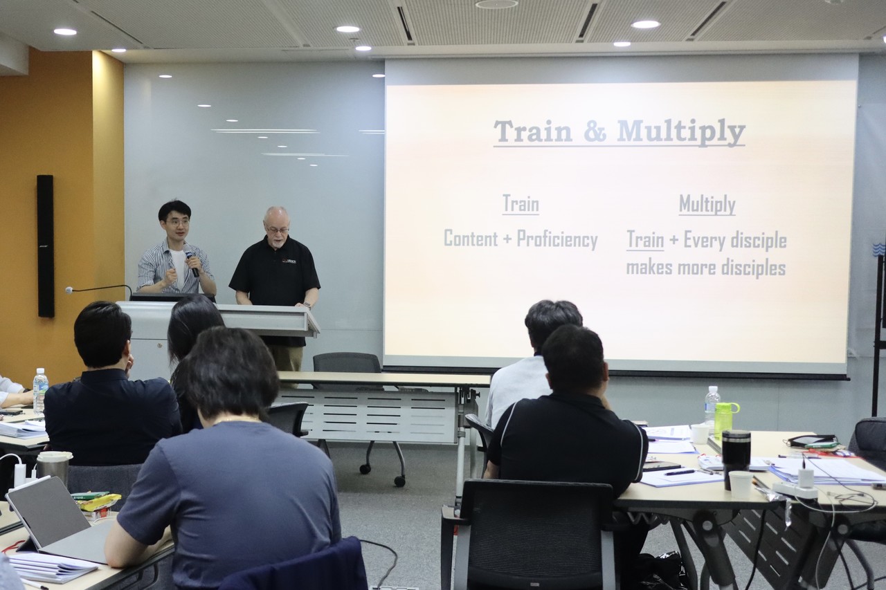 밥 워렌 선교사가 T&M 론치 세미나에서 강의하고 있다.