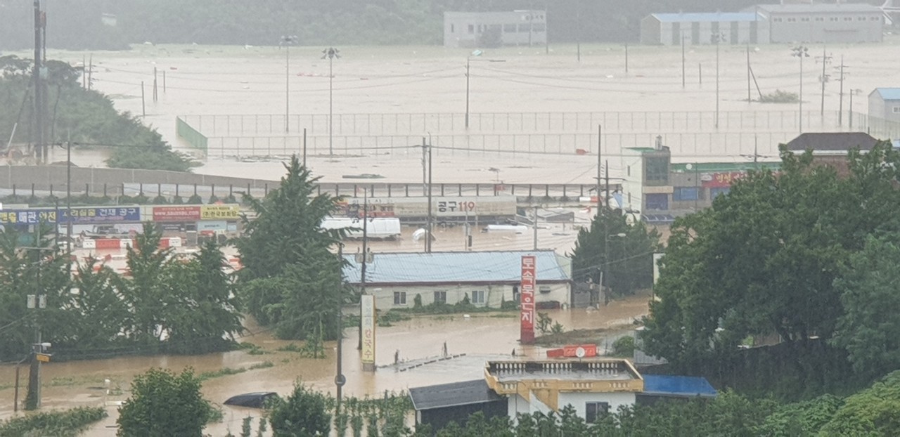 집중호우로 청주시 흥덕구 오송읍이 물에 잠겨 지난 15일 성도들과 주민들이 복지관으로 대피했다.