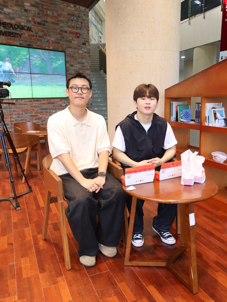 천원의 아침밥을 받아 라운지에서 바로 식사를 마친 박진범, 권주환 학생.