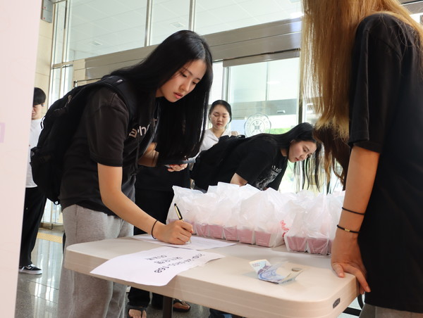 오전 8시반. 백주년기념관 로비에 오픈한 천원의 아침밥을 먹기 위해 학생들이 1,000원을 결제중이다.