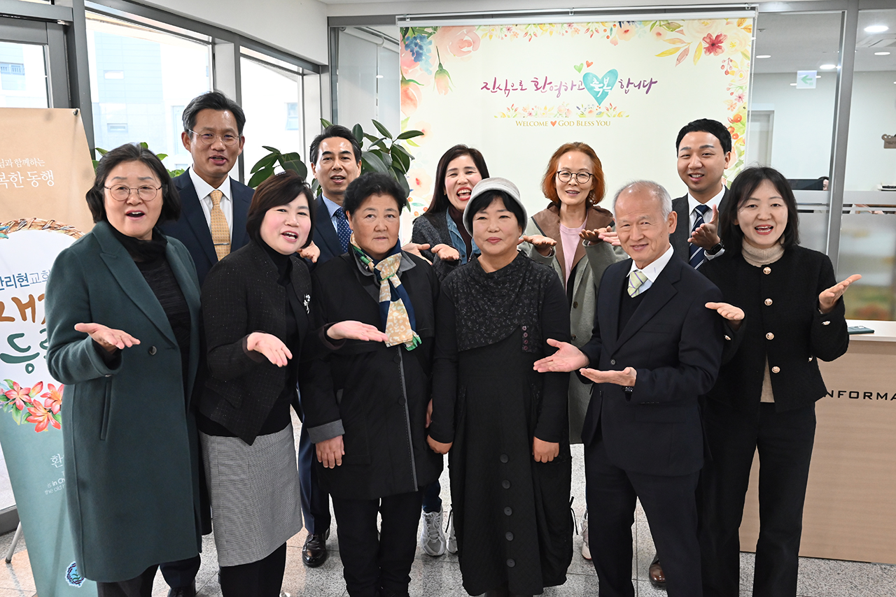 11월 12일 1차 초청주일에 참석한 태신자 2명(가운데)를 축복하는 조준철 목사와 전도팀원들.