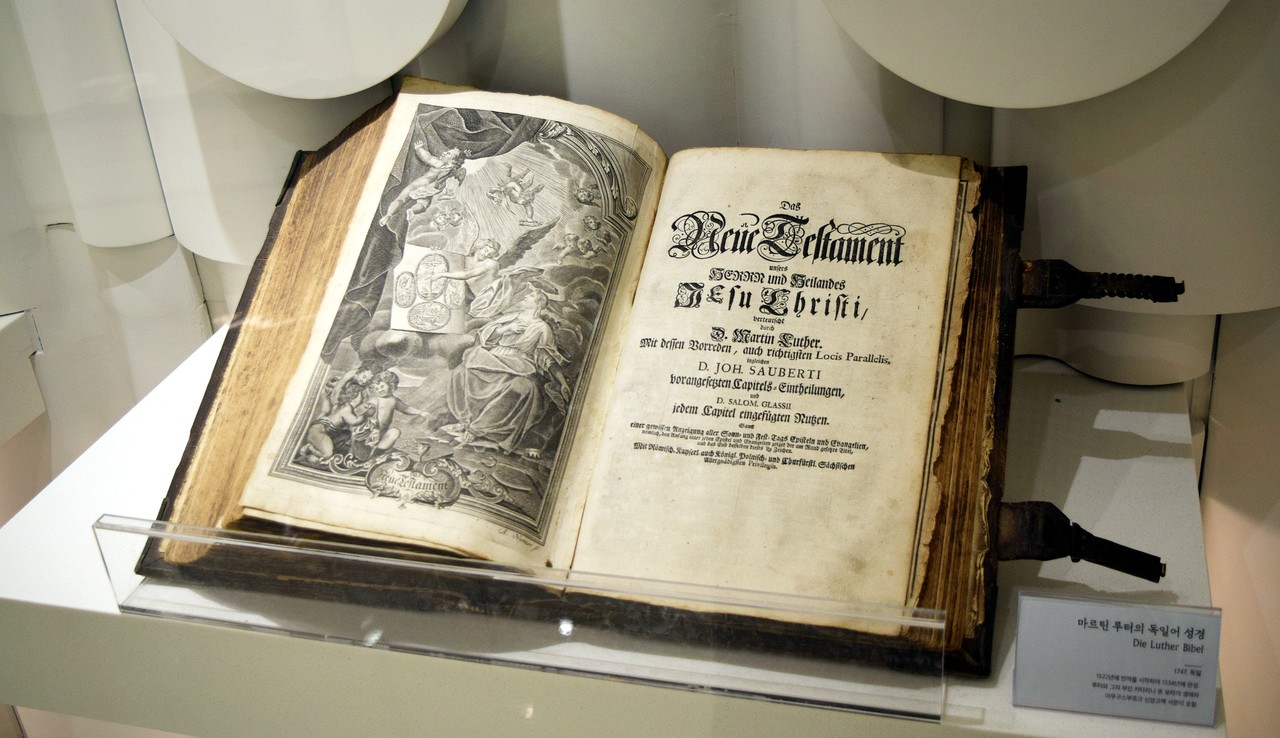 종교개혁가 마틴 루터의 독일어 성경.