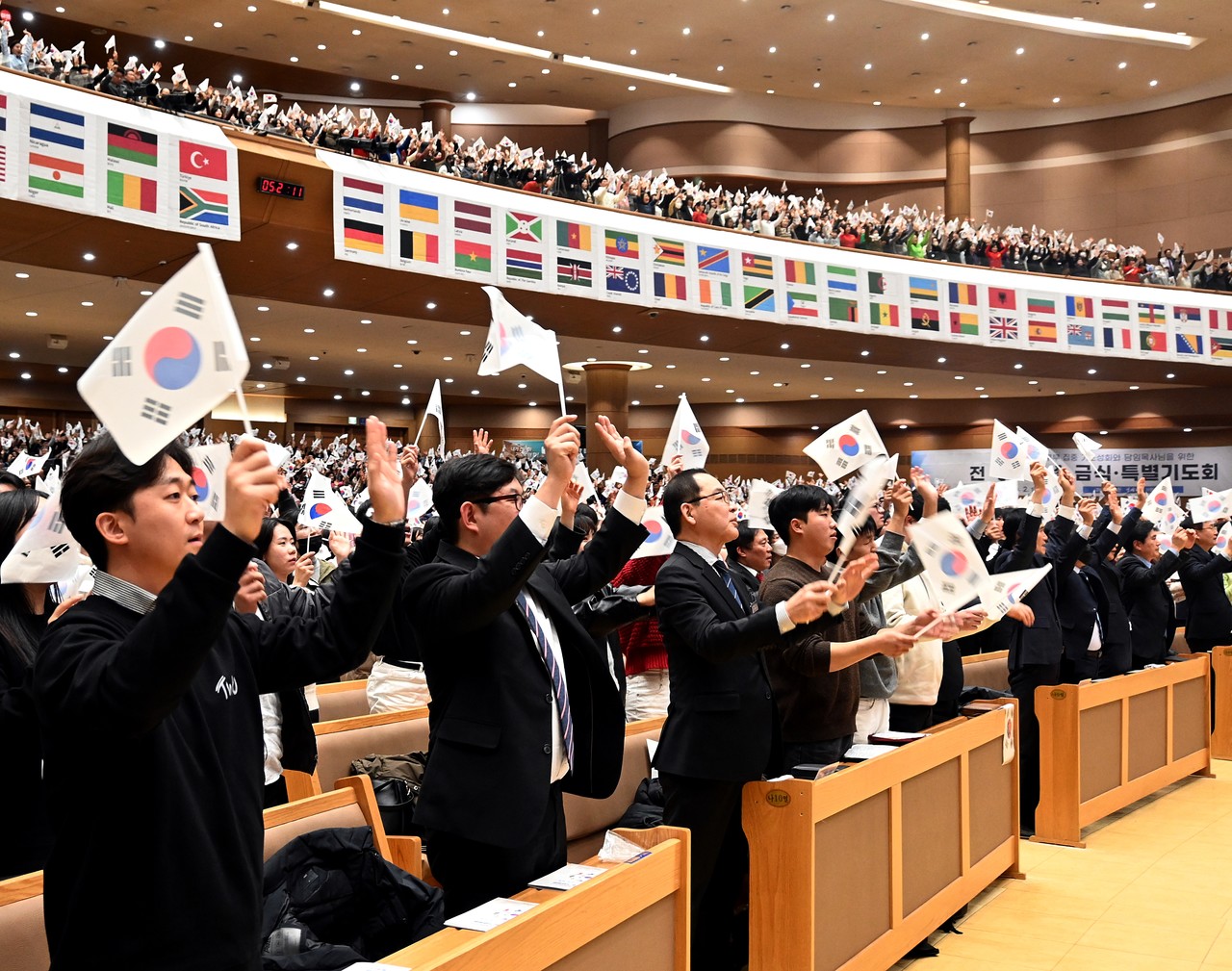 지난 2월 25일 연세중앙교회에서 진행된 '3.1운동 제105주년 한국교회 기념예배'에서 참가자들이 만세삼창을 외치며 테극기를 흔들고 있다.
