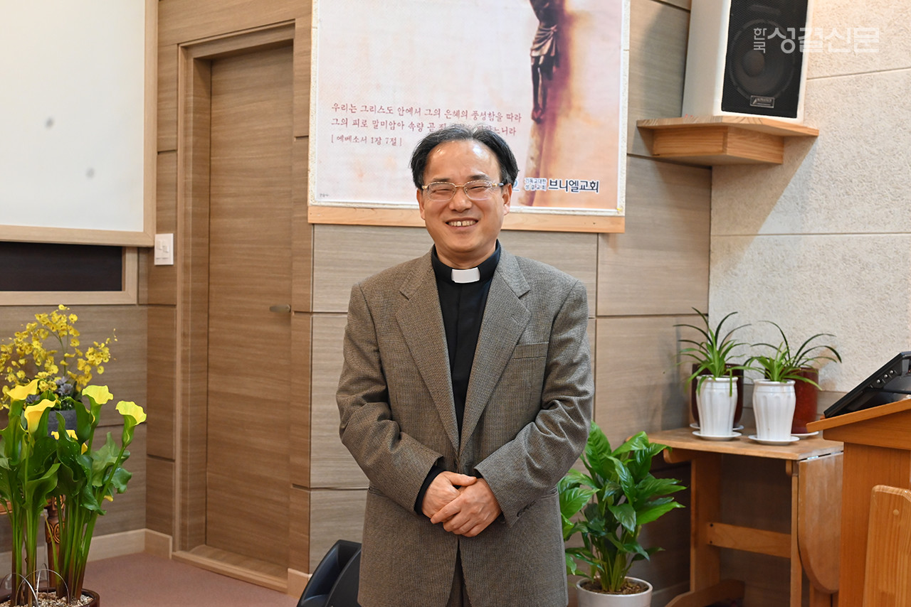 어떤 고난이 찾아와도 '감사'로 이겨낼 수 있다는 김병식 목사(브니엘교회 담임)가 예배당에서 환하게 웃고 있다.