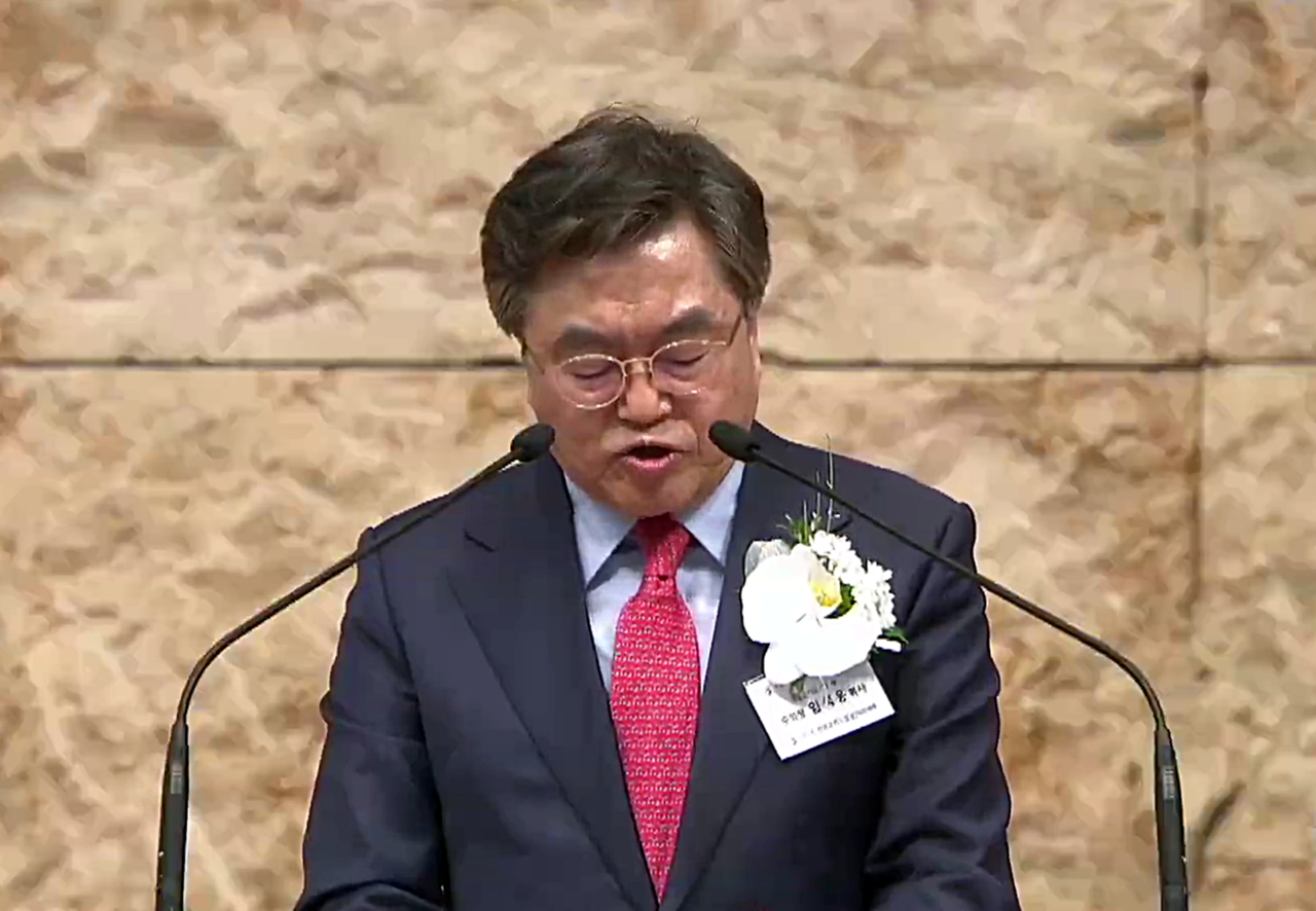 '2024 한국교회 부활절연합예배'에서 대표기도 중인 임석웅 총회장.