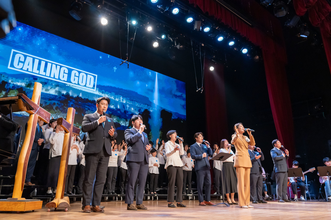 지난 4월 11일 CTS아트홀에서 진행된 콜링갓 2000회 특집방송 녹화 모습. 평소 방송으로 함께하던 400여명의 성도들이 녹화 현장에 직접 나와 뜨겁게 찬양하며 함께 기도했다. (사진=CTS 제공)