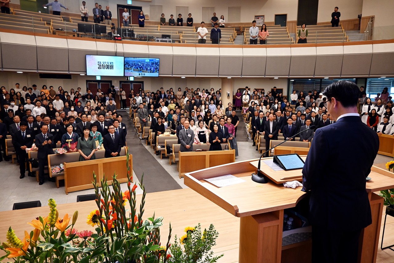 평택교회는 지난 5월 19일 '추대, 임직 및 봉헌감사예배'를 드렸다. 사진은 봉헌식에서 봉헌사를 전하고 있는 주석현 목사와 성도들.