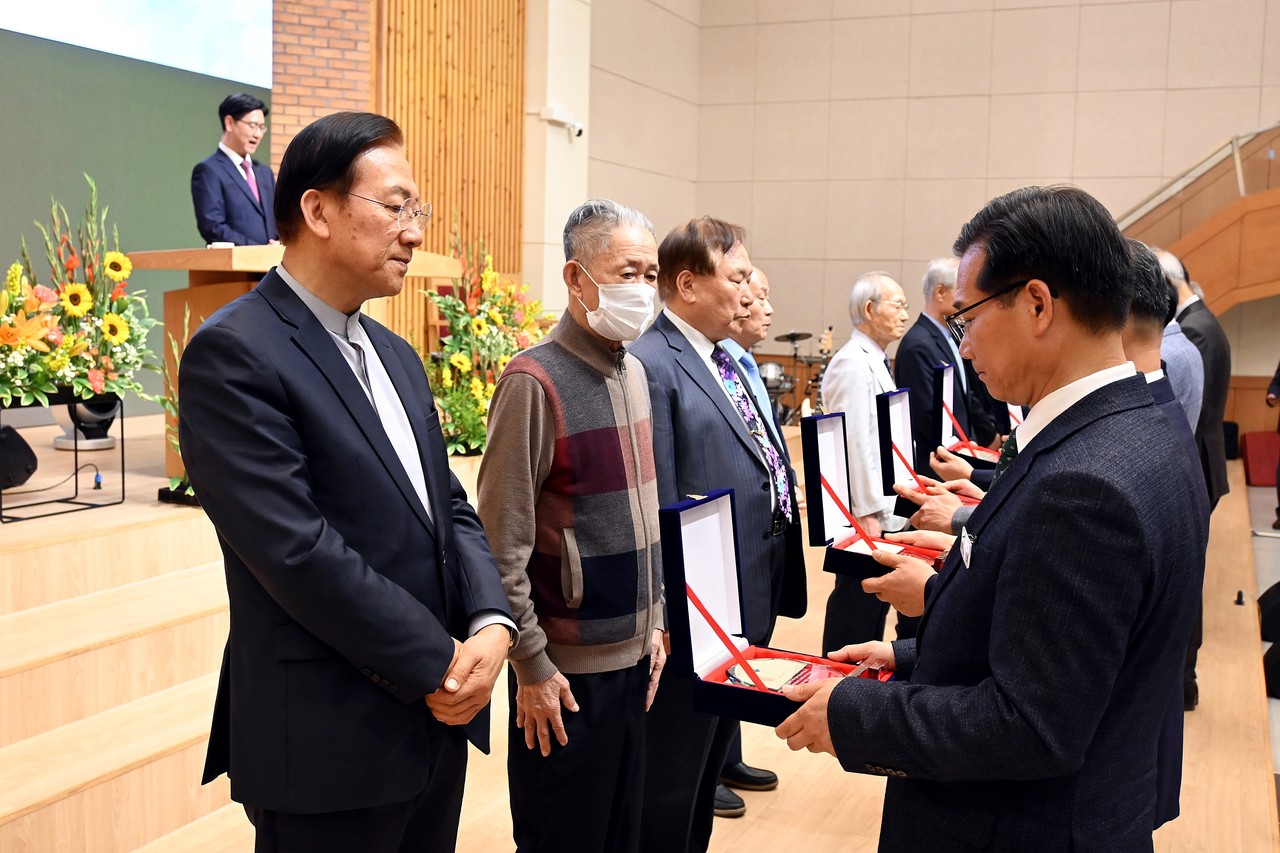 이날 평택교회는 봉헌식에서 정재우 원로목사와 원로·명예장로들에게 공로패를 전달했다.