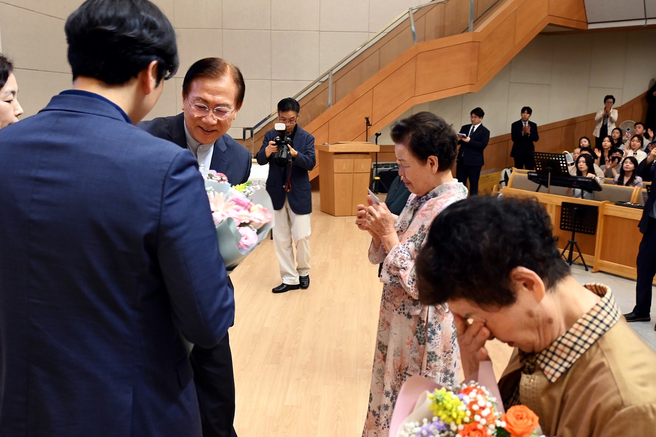 이정숙 박옥금 이의자 권사가 주님의 부름을 받은 남편들을 대신해 교회가 준비한 선물과 꽃다발을 받았다.