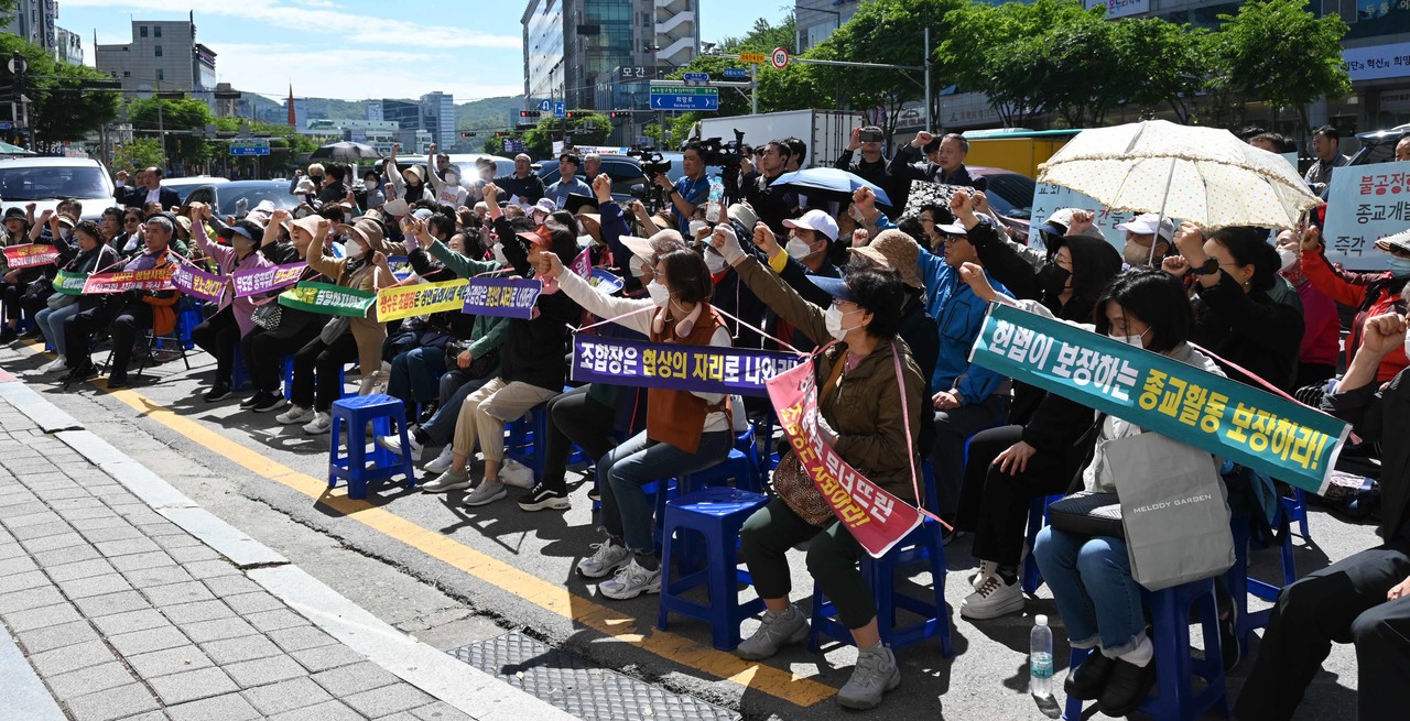 도시재개발이 잇따르면서 조합 측과 교회와의 분쟁이 잦아지고 있다. 전문가들은 분쟁을 해결하기 위해서는 관련 법 개정이 필수로 이뤄져야 한다고 강조했다. 사진은 5월 16일 열린 상대원 2구역 재개발 교회 공동 기자회견.