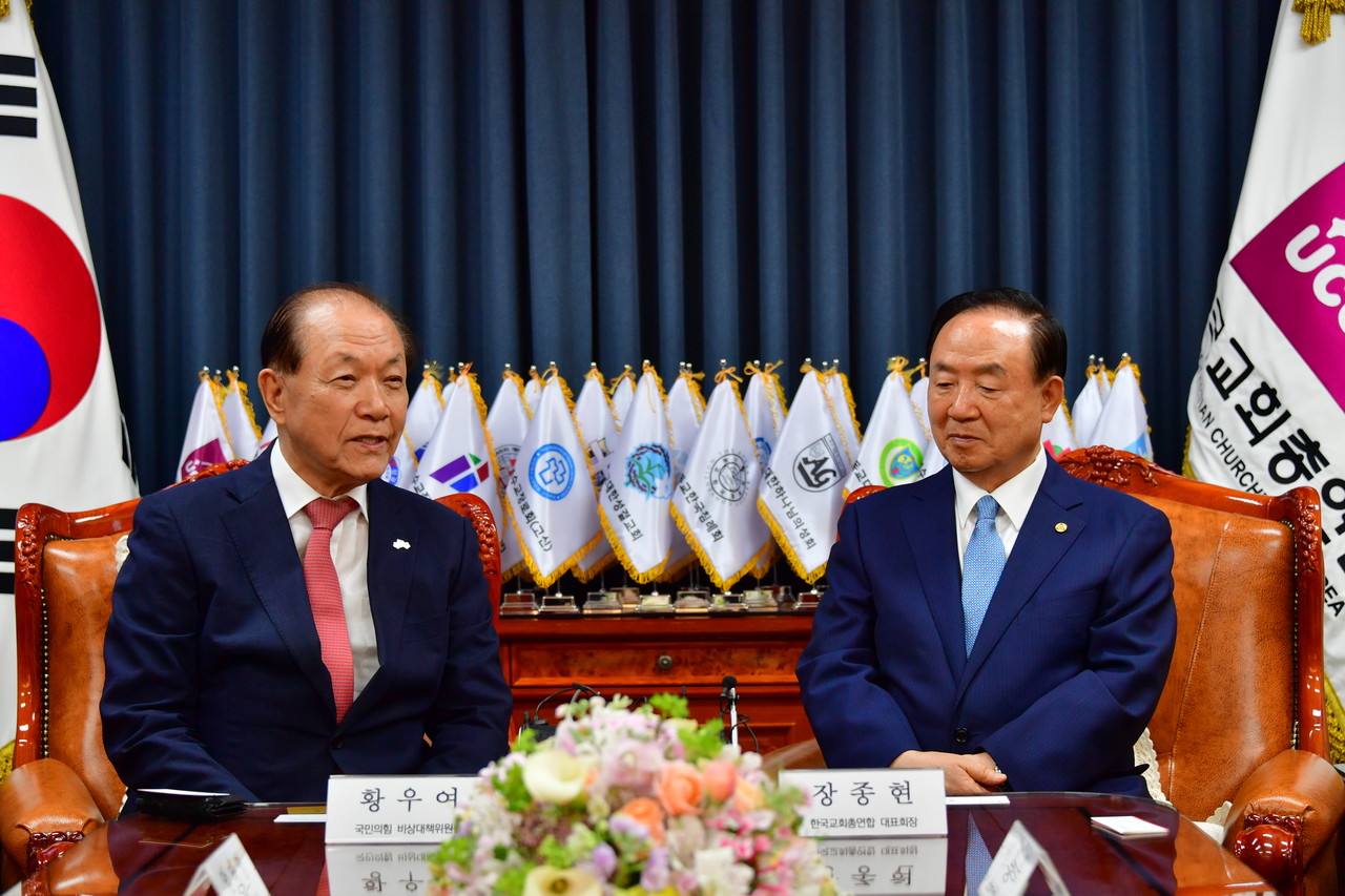 지난 5월 21일 황우여 국민의힘 비상대책위원장과 환담 중인 장종현 한교총 대표회장. (사진=한국교회총연합 제공)