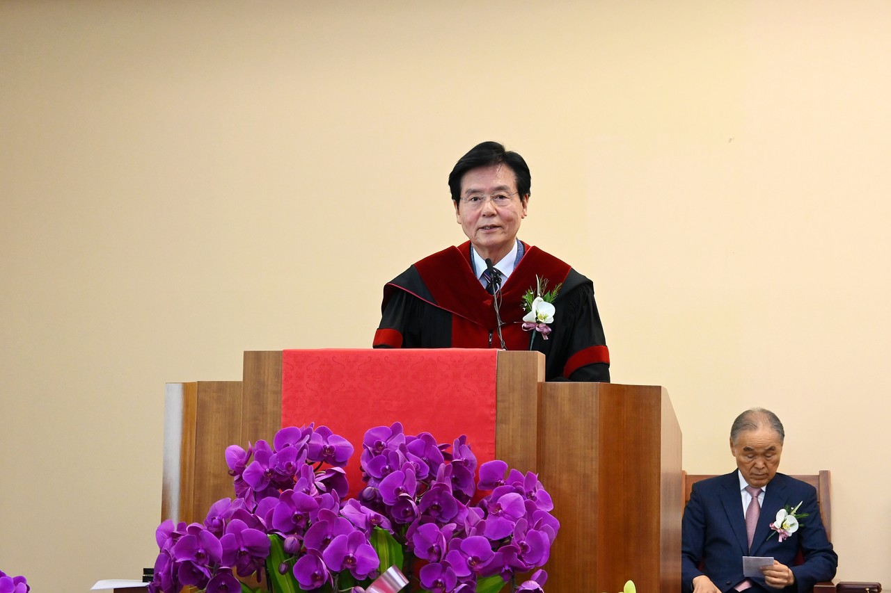 5월 24일 실천신대 채플에서 열린 이사장 및 총장 이취임식에서 이임사를 전하고 있는 이정익 목사.
