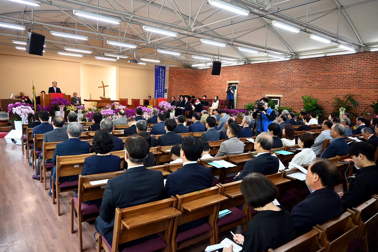 실천신대는 5월 24일 실천신대 채플실에서 이사장 및 총장 이취임식을 개최했다.