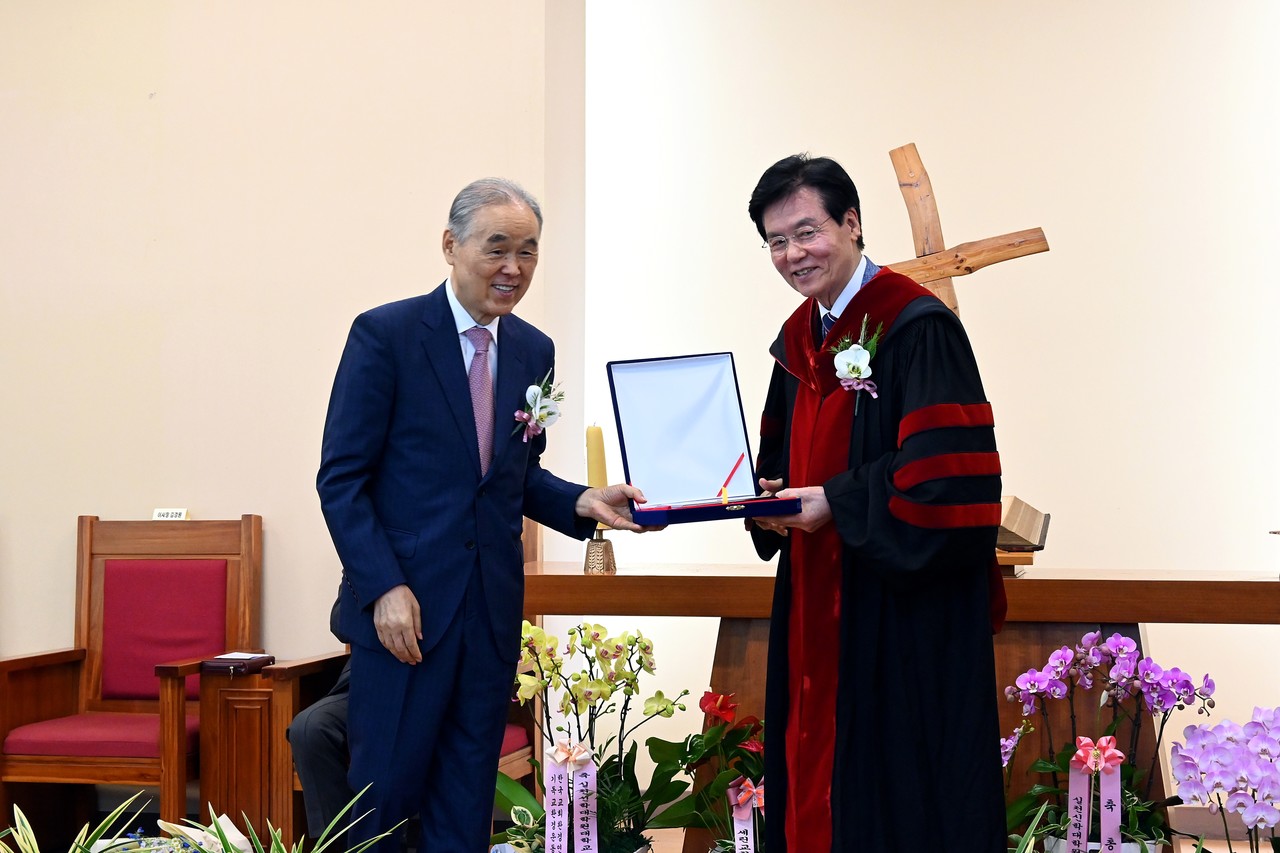 실천신대 신임 이사장 김경원 목사가 이정익 목사에게 공로패를 수여했다.