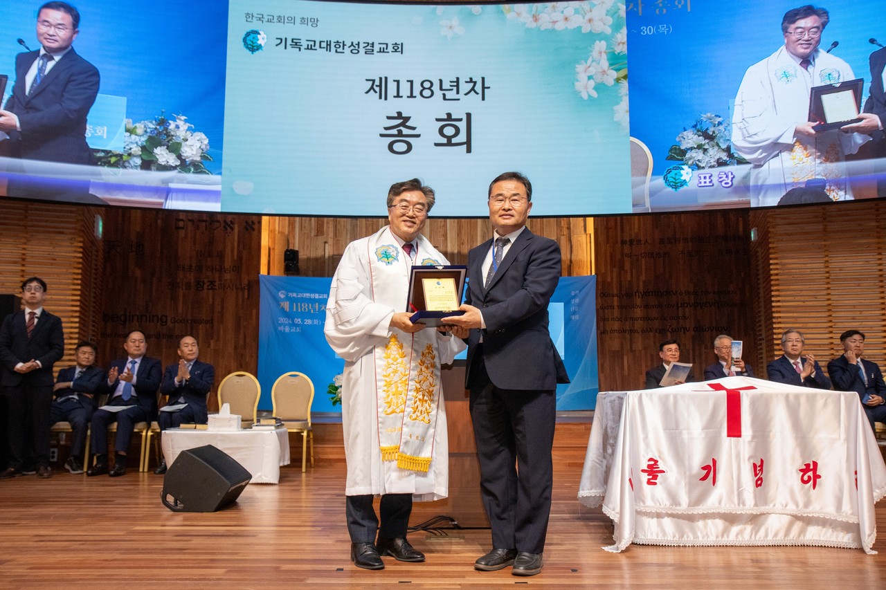 효촌교회 노수옥 권사가 교회학교 교사로 40년 이상 장기근속해 공로패를 받았다. 상패는 김연홍 목사가 대리 수상했다.